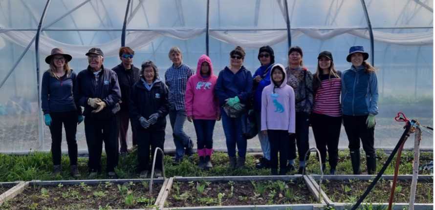 Sambaa K'e gardening workshop participants