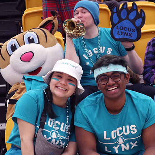 Group of students posing with tiger mascot